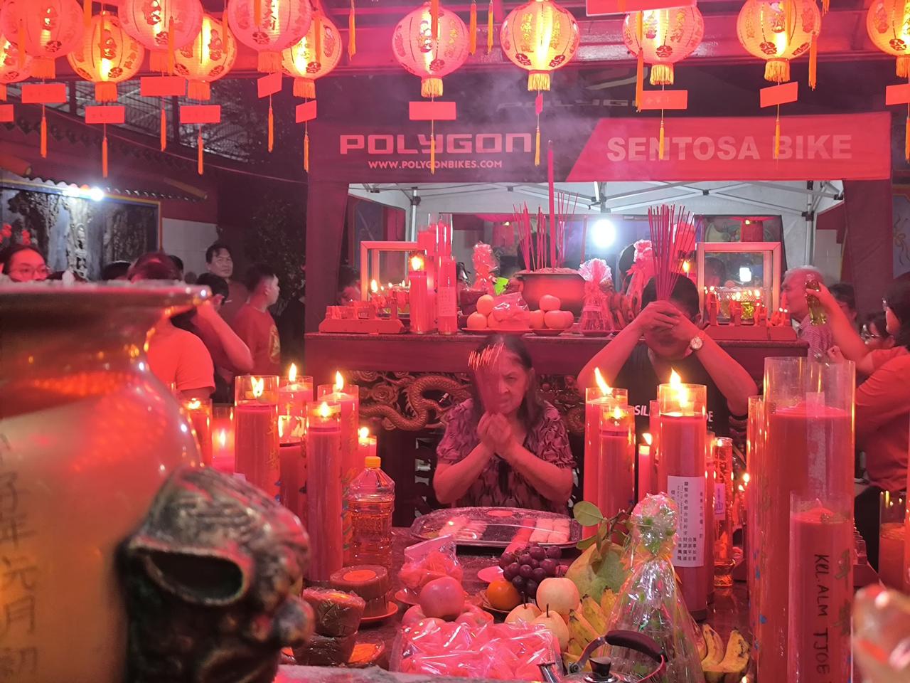 BERDOA: Umat Tionghoa saat berdoa di Vihara Budi Asih Purwakarta.