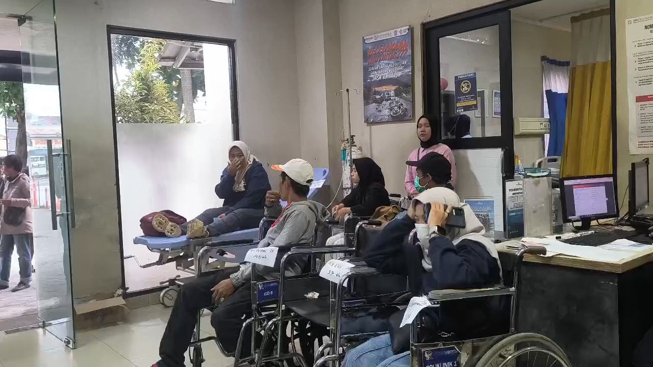 KORBAN KECELAKAAN: Korban kecelakaan bus pariwisata di Tol Cikopo-Palimanan (Cipali) KM 78A sedang menjalani perawatan di RS Abdul Radjak.