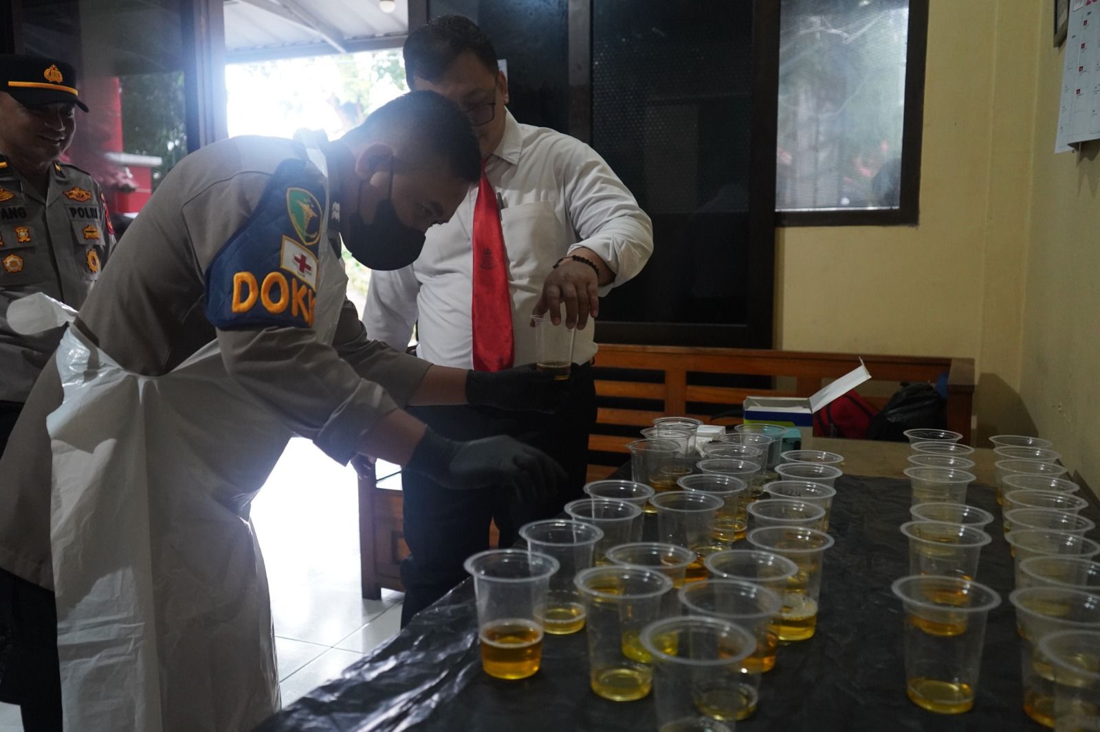 TES URINE: Sebanyak 116 personel Polres Purwakarta menjalani tes urine.