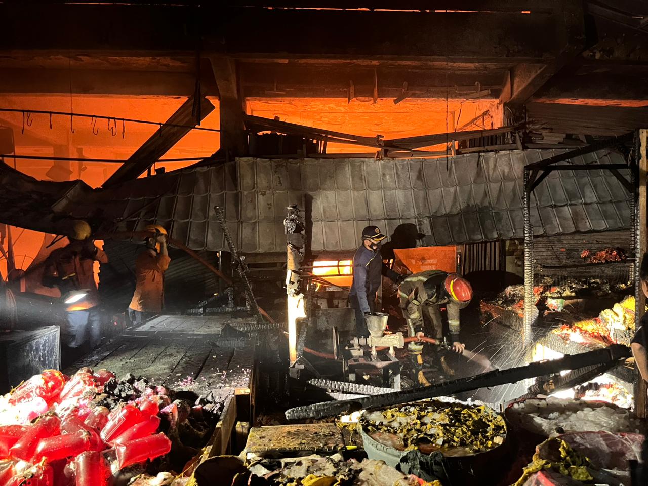 KEBAKARAN: Sejumlah petugas Damkar saat memadamkan api.