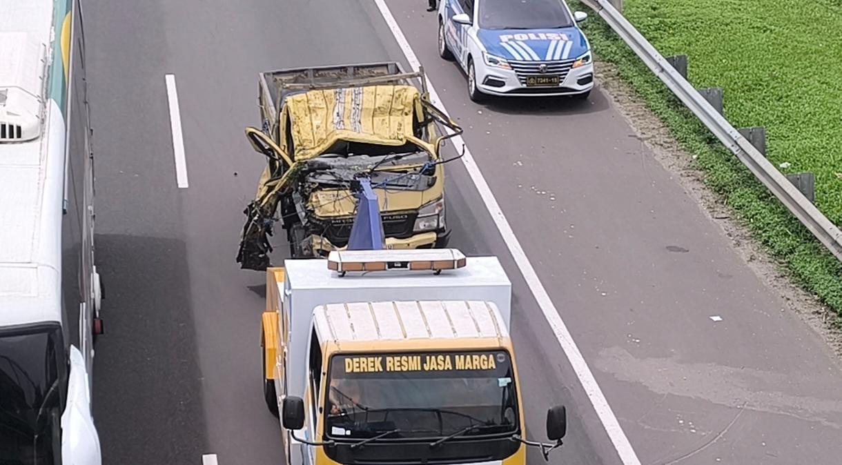 KECELAKAAN: Mobil derek membawa kendaraan yang terlibat kecelakaan di Tol Cipularang.