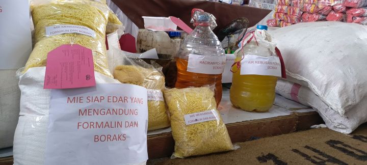 MI KUNING: Polisi menita bara bukti mi kuning yang mengandung formalin.
