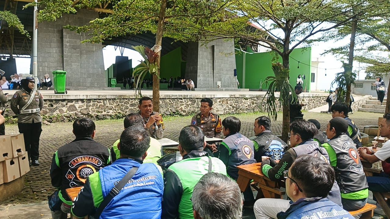 CURHAT: Driver ojek online (Ojol) sedang curhat ke polisi di Bandung.