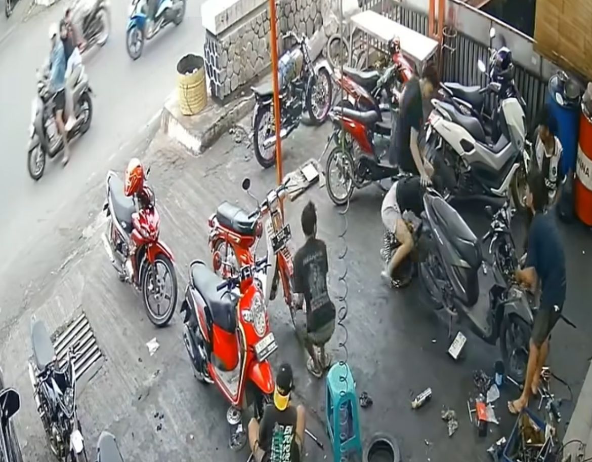 Rekaman CCTV pengeroyokan di salah satu bengkel wilayah Purwakarta.