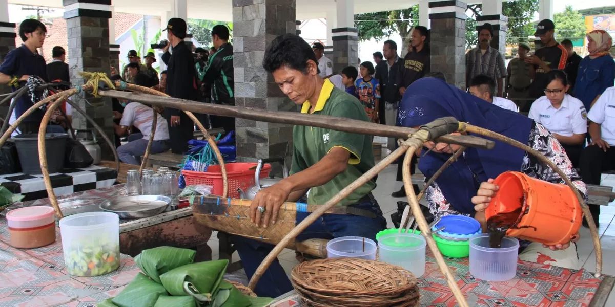 Pedagang sate maranggi di Desa Cibingbin, Kecamatan Bojong, Purwakarta.