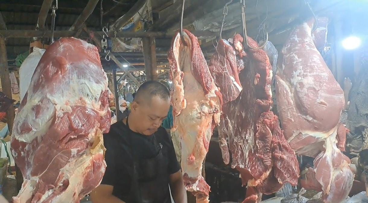 Pedagang daging sapi di Pasar Rebo