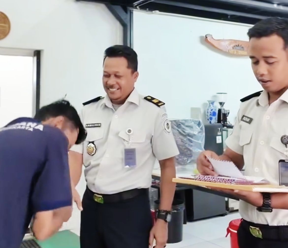 Pemberian premi kepada warga binaan.