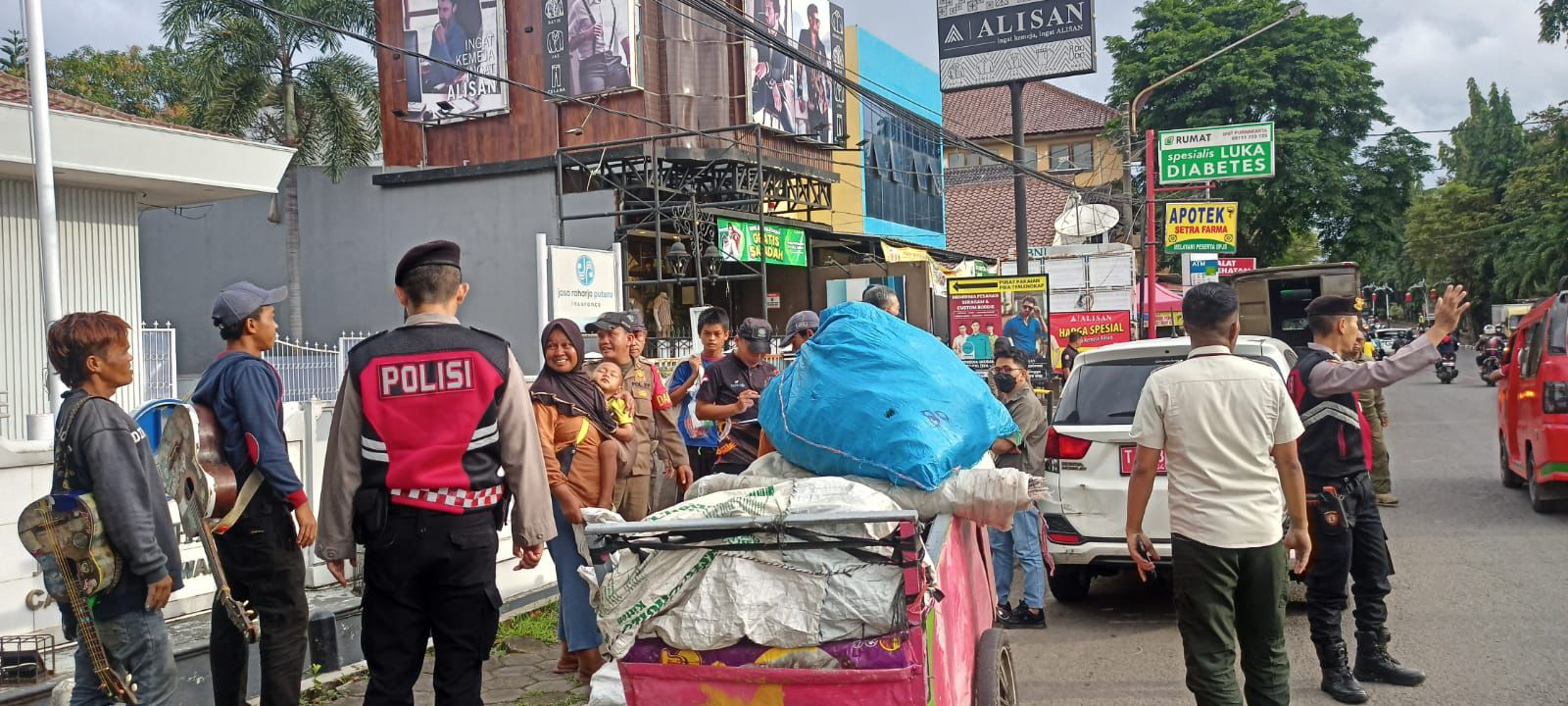 PENERTIBAN: Penertiban anak jalanan dan gelandangan di Purwakarta.