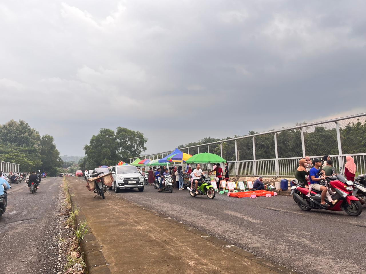 NGABUBURIT: Sejumlah warga saat ngabuburit di jembatan Tol Campaka, Purwakarta.