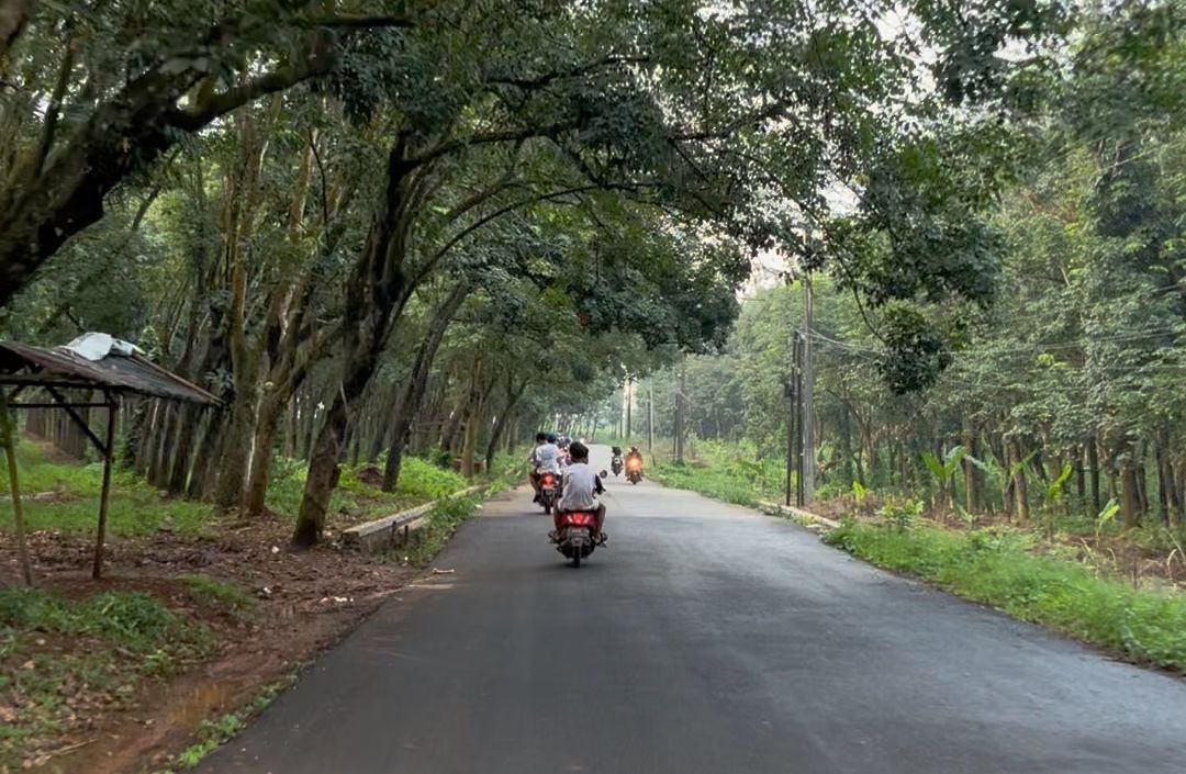 Jalan Raya Garut di perbatasan Cimahi-Cisaat minim penerangan.