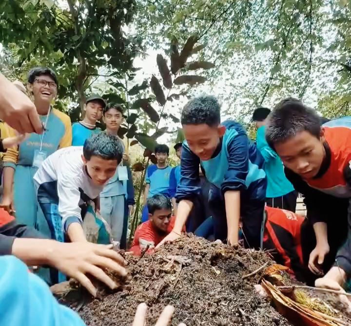 Dinas Pendidikan Purwakarta meluncurkan program EcoTren.