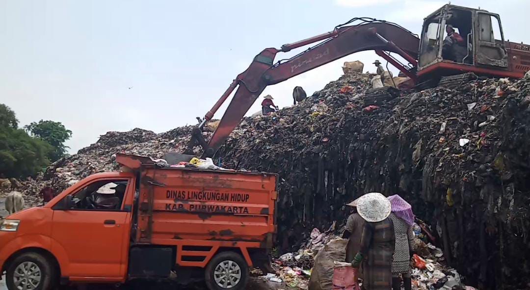 Tempat Pembuangan Akhir (TPA) sampah di Cikolotok, Purwakarta.