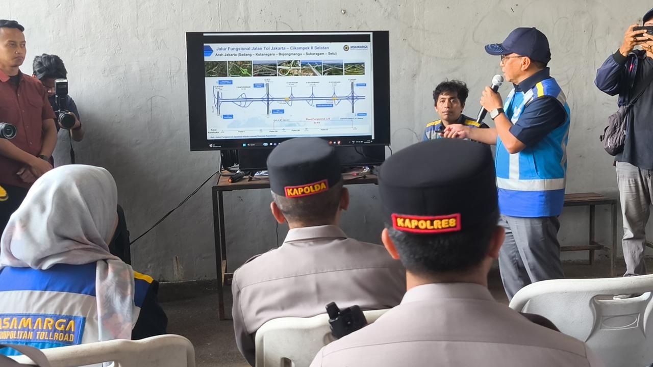 Kapolda Jawa Barat Irjen Pol Rudi Setiawan meninjau jalur fungsional Tol Japek II Selatan di wilayah Sadang.