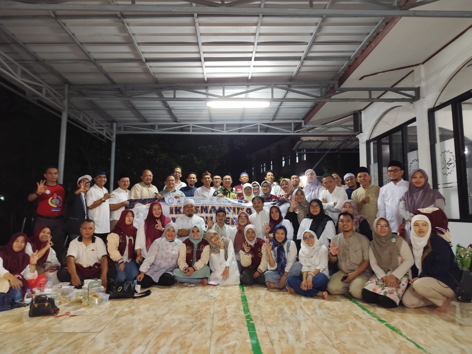 SANTUNAN: IKA SMANTIKA menyantuni anak yatim di bulan Ramadan.