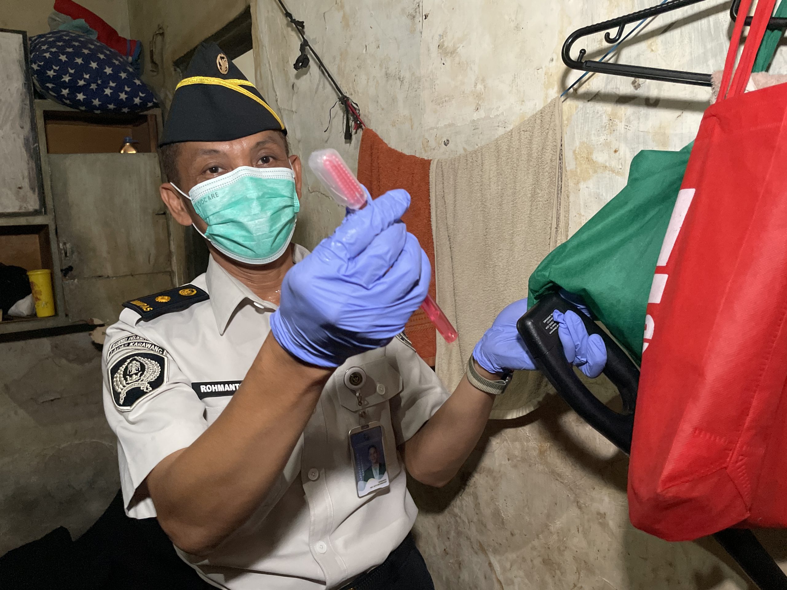 RAZIA GABUNGAN: Petugas mengamankan barang terlarang yang ada di kamar tahanan setelah melakukan razia.