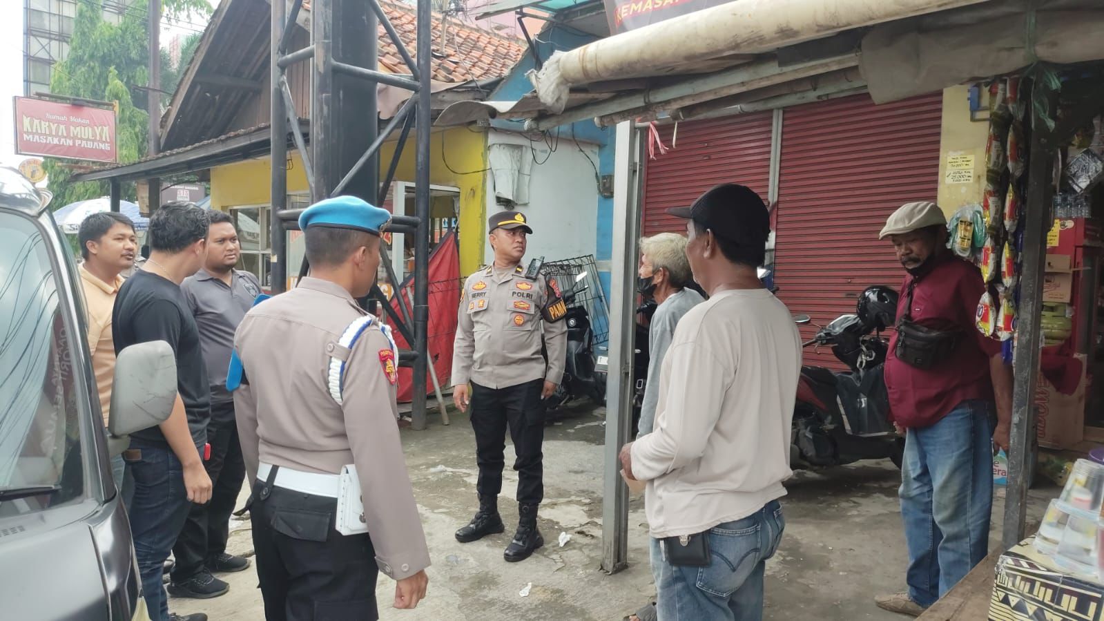 CEK LAPANGAN: Unit Jatanras Satreskrim bersama Piket Samapta Polres Purwakarta saat melakukan pengecekan lokasi dugaan pungli.