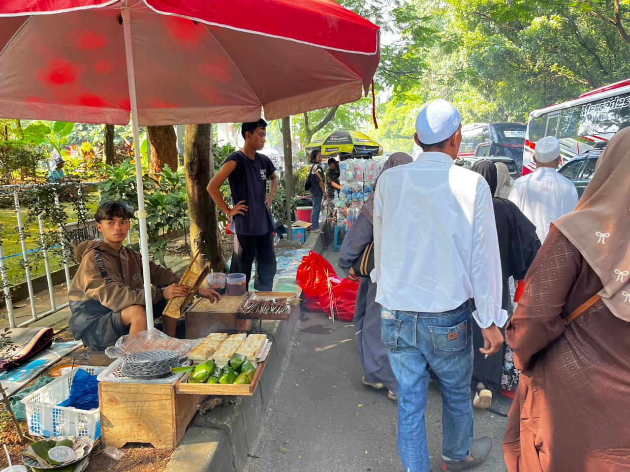PEDAGANG SATE: Para pedagang meraup omzet tinggi saat pelepasan calon jemaah haji di di Tajug Gede, Purwakarta.