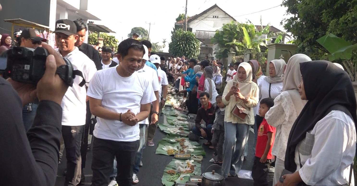 SYUKURAN: Bupati Purwakarta Saepul Bahri Binzein menghadiri acara syukuran di Desa Cikeris.