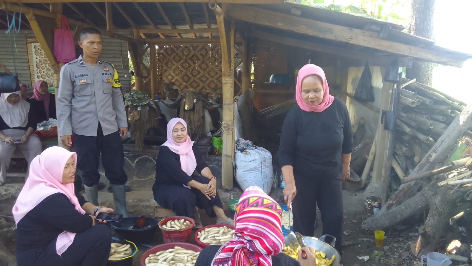MASAK PISANG: Ibu-ibu PKK Desa Sukajadi saat memasak keripik pisang.