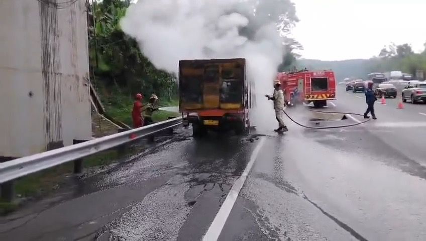 KEBAKARAN: Pemadam kebakaran saat menjinakan api dari sebuah truk pengangkut gas.