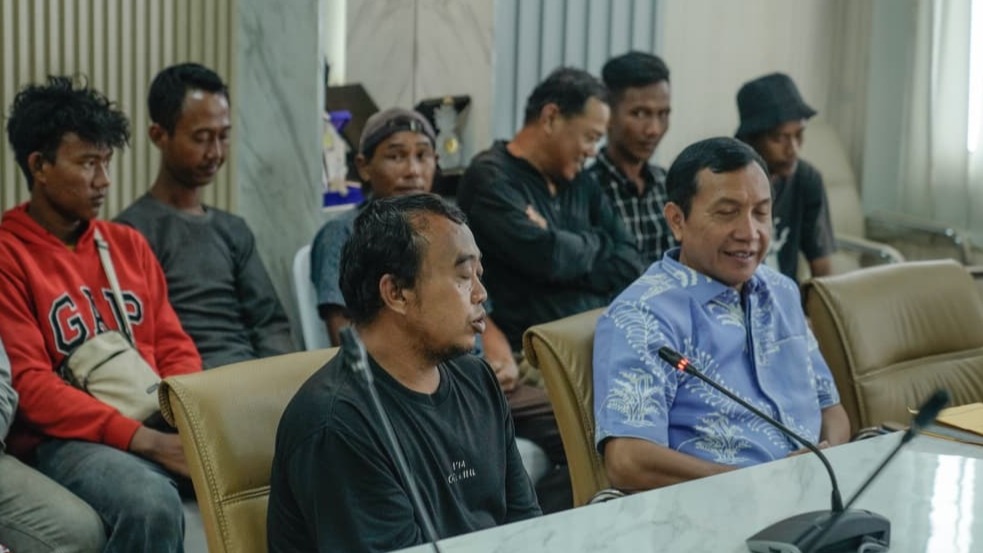 KORBAN TERLANTAR: Warga Rengasdengklok yang terlantar di Sumatera Selatan sudah kembali di Karawang.