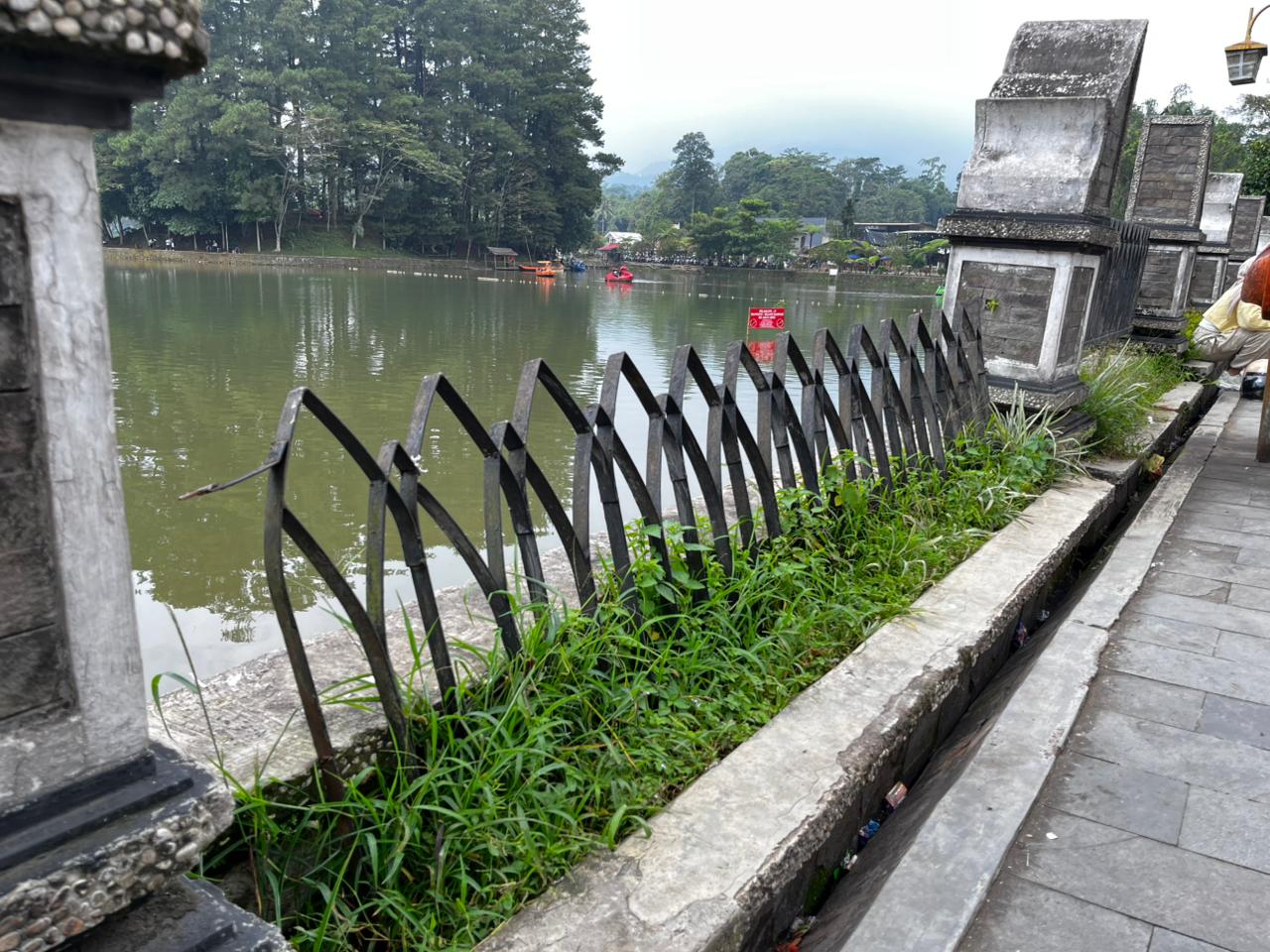 PAGAR SITU: Pagar situ wanayasa tampak rusak.