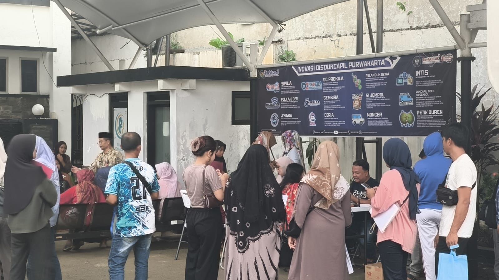ANTRE: Warga sedang antre membuat IKD di Kantor Diskucapil Purwakarta.