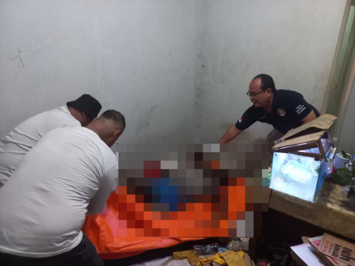 EVAKUASI: Polisi Purwakarta mengevakuasi lansia asal Karawang yang meninggal di kamar kos.