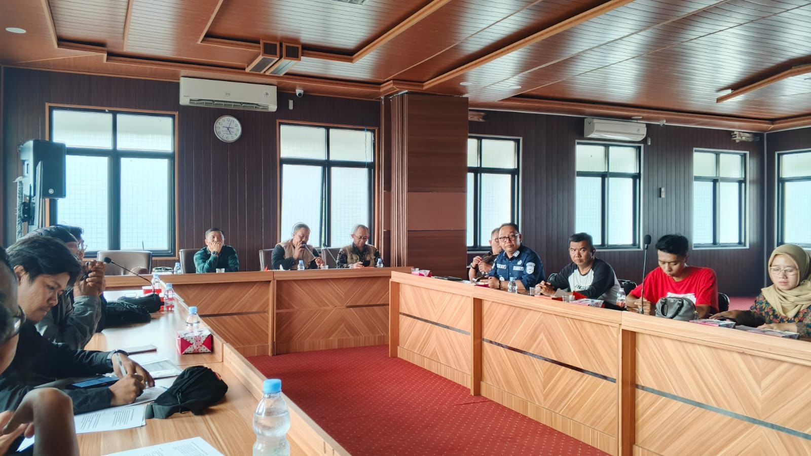 AUDENSI: Audensi warga perum Sindang Jaya Permai di Dinas Perumahan dan Kawasan Permukiman Kabupaten Purwakarta, Kamis (21/5).