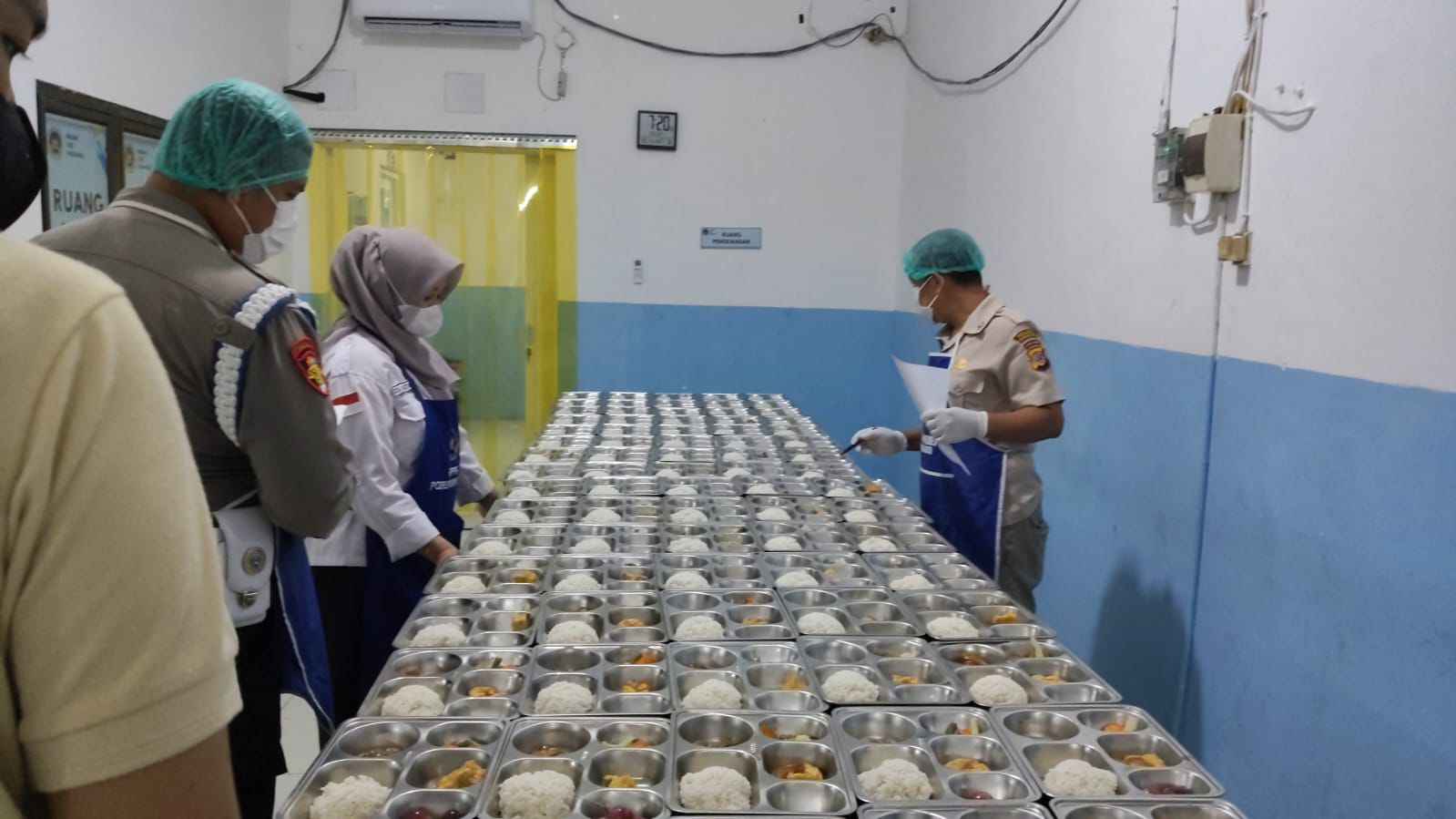 PERIKSA MBG: Polisi Purwakarta memeriksa dapur Makan Gizi Gratis.