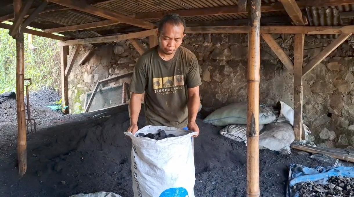 PRODUKSI ARANG: Tempat produksi arang kayu dan tempurung kelapa di Purwakarta.