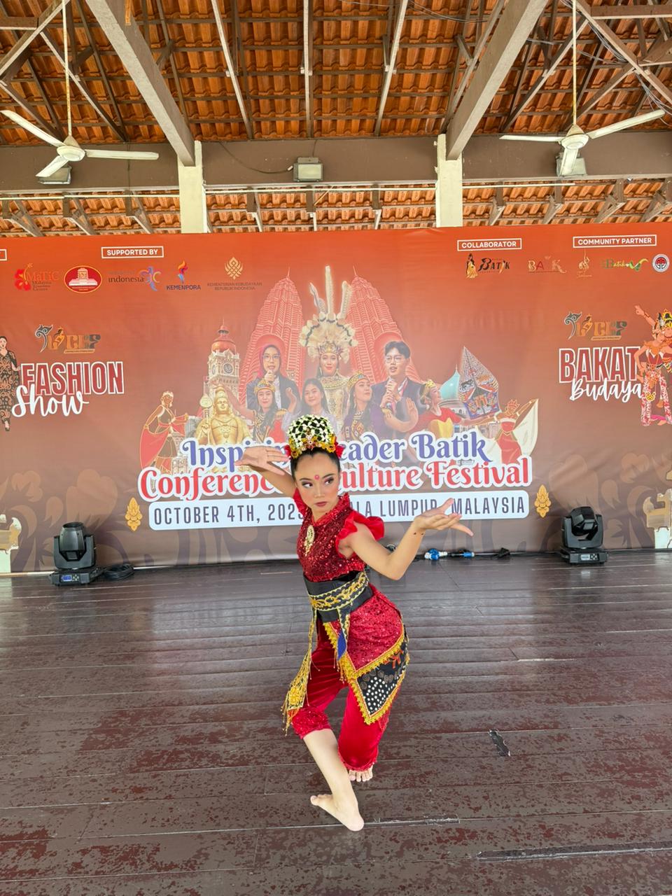 Bintang Esa Nugraha, siswi kelas VIII SMPN 3 ilustrasi: Purwakarta menjadi juara 3 kompetisi seni tari Internasional.