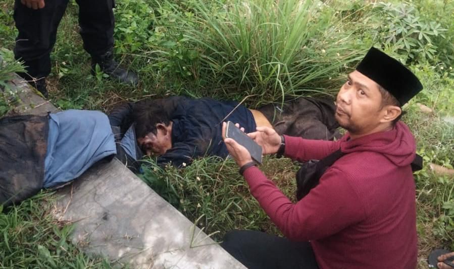 TERKAPAR: Pencuri motor terkapar usai diamuk massa di Purwakarta.