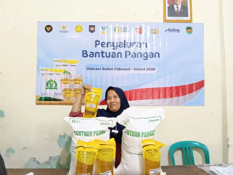 TERIMA BANTUAN: Warga Bunder menerima bantuan beras dan minyak goreng.