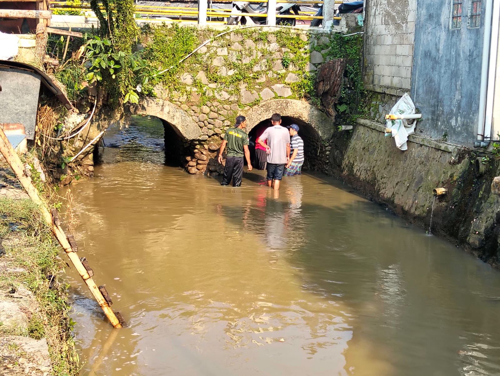 BERSIH-BERSIH: Bersih-bersih Daerah Aliran Sungai (DAS) Cimunjul.