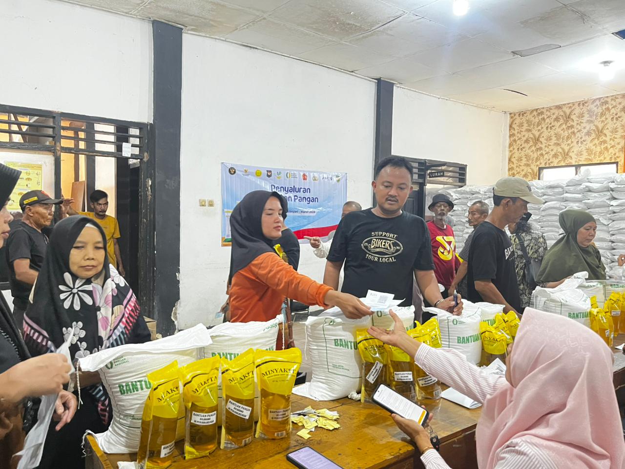 BANTUAN: Penyaluran bantuan pangan di Kelurahan Sindangkasih, Purwakarta.