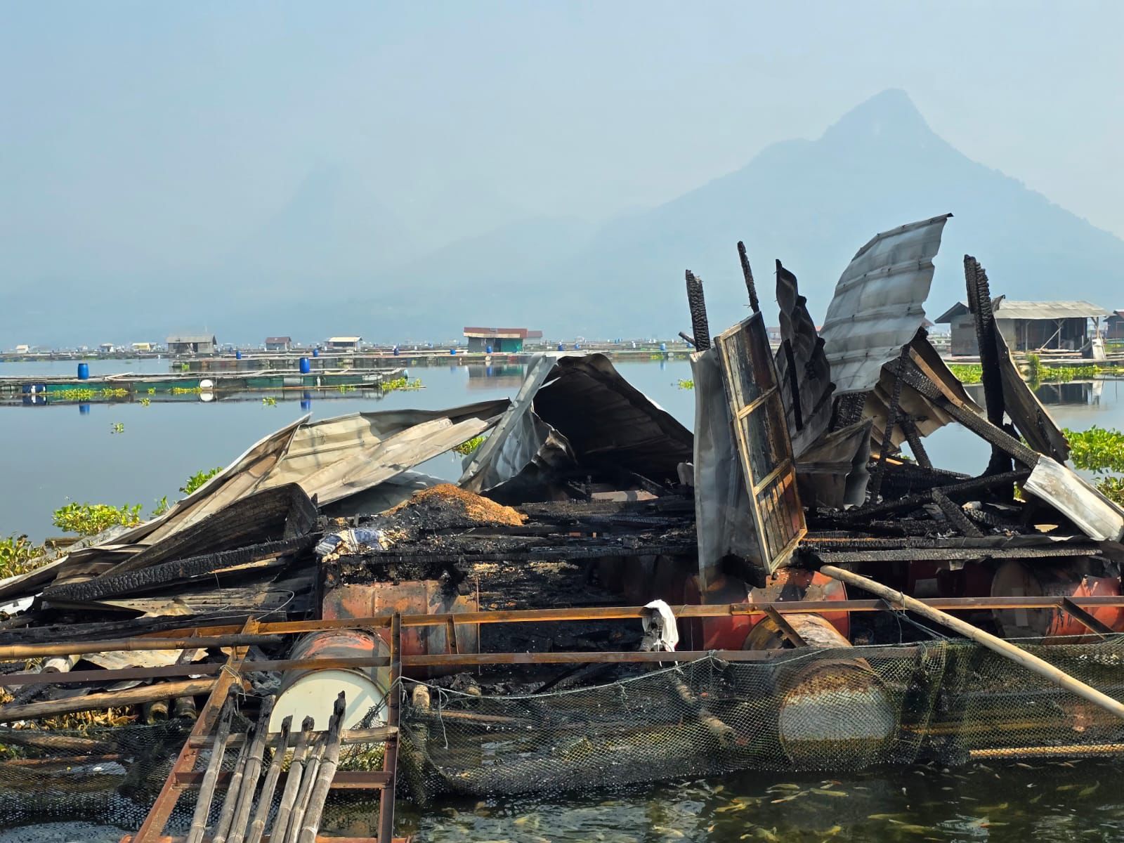KEBAKARAN: Keramba Jaring Apung di Waduk Jatiluhur terbakar.