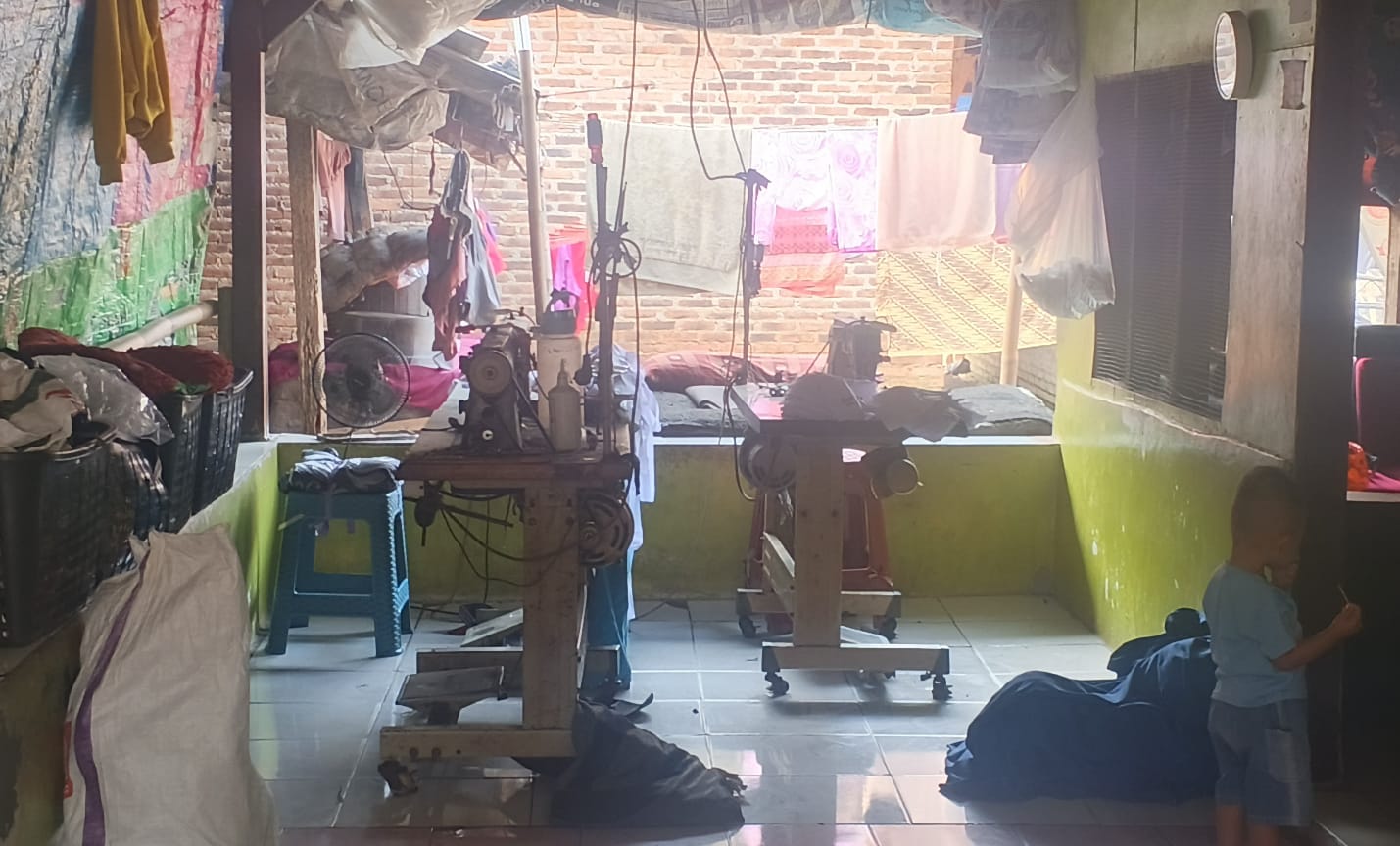 MATI LISTRIK: Perajin topi di Karawang mengeluhkan pemadaman listrik.